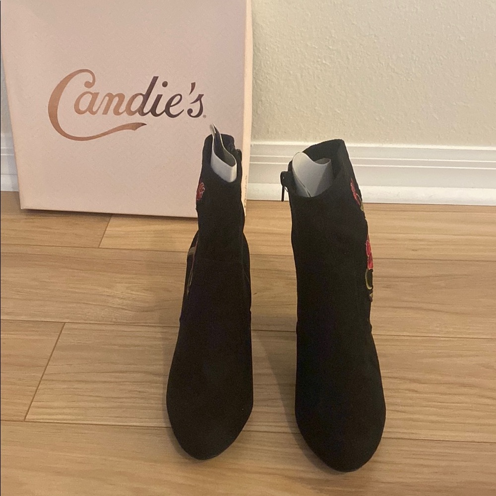 Candie's Black Ankle Boots with Textured Fabric and V-Shaped Opening